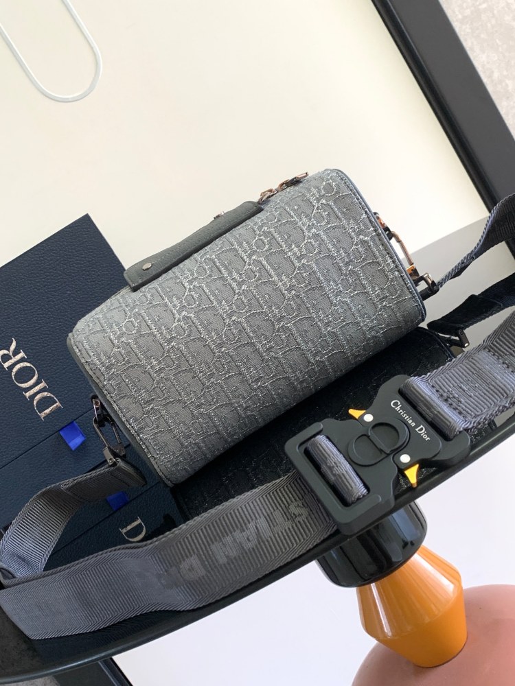 Dior man's Oblique Lingot 26