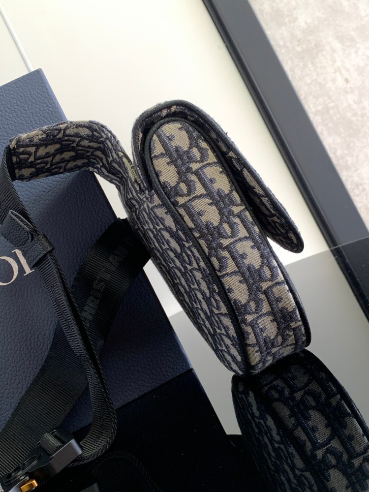 Dior man's Oblique saddle bag