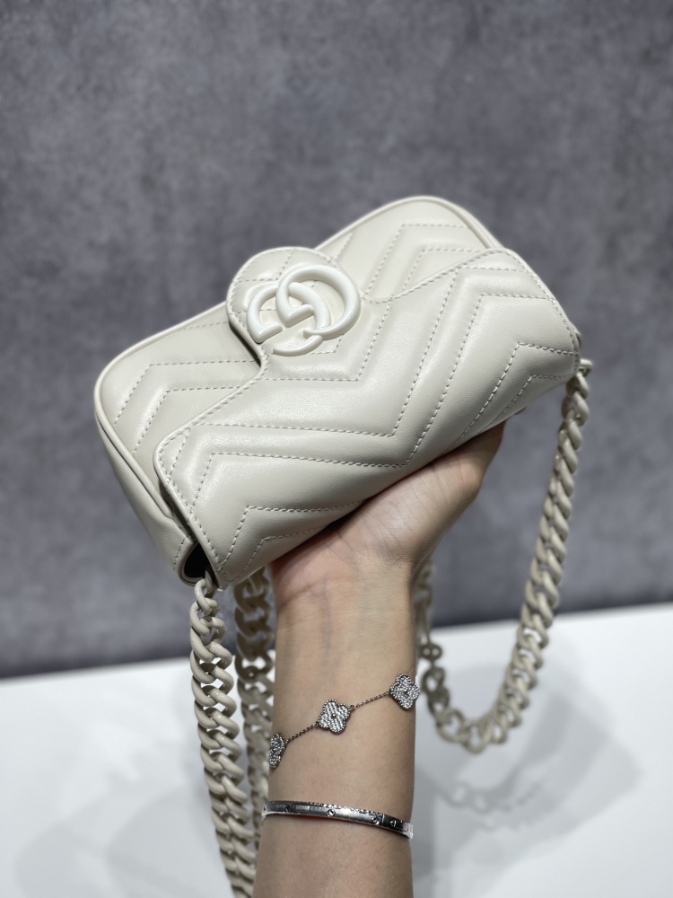 Gucci  size 16.5*5*10