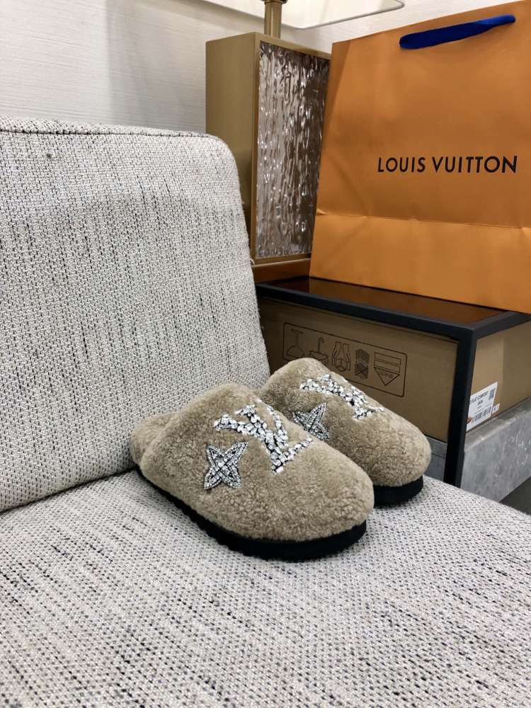 LV slippers lvu SIZE  lv毛拖