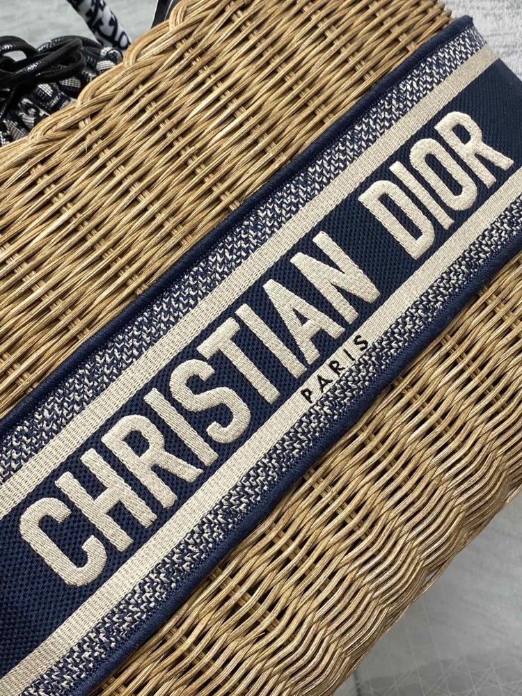 wicker Dior bucket size