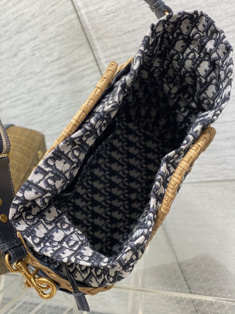 wicker Dior bucket size