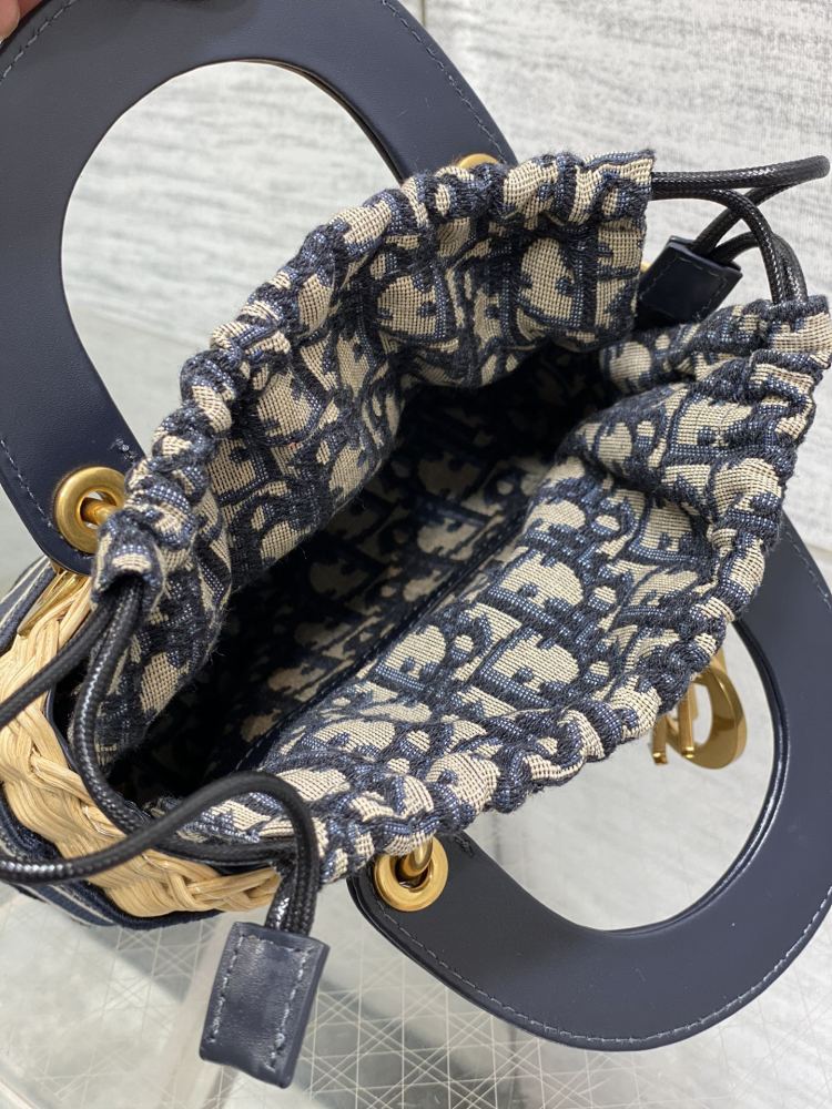 wicker Dior bucket size