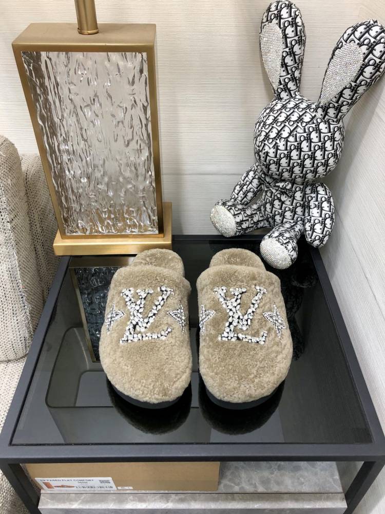 LV slippers lvu SIZE  lv毛拖