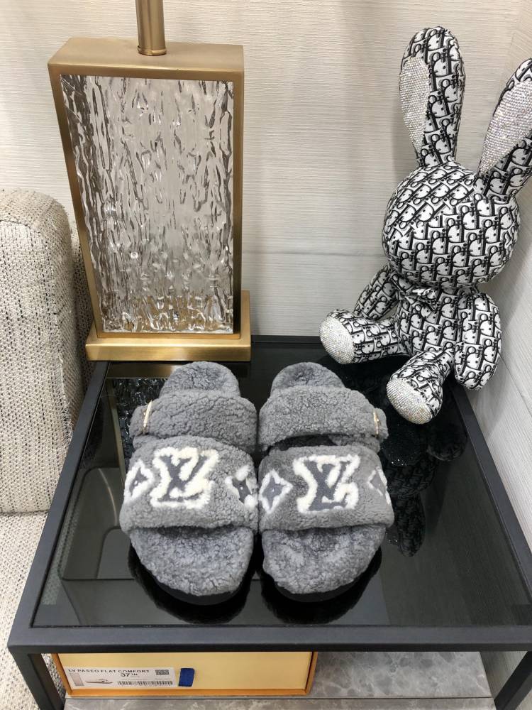 LV slippers lvu SIZE  lv毛拖