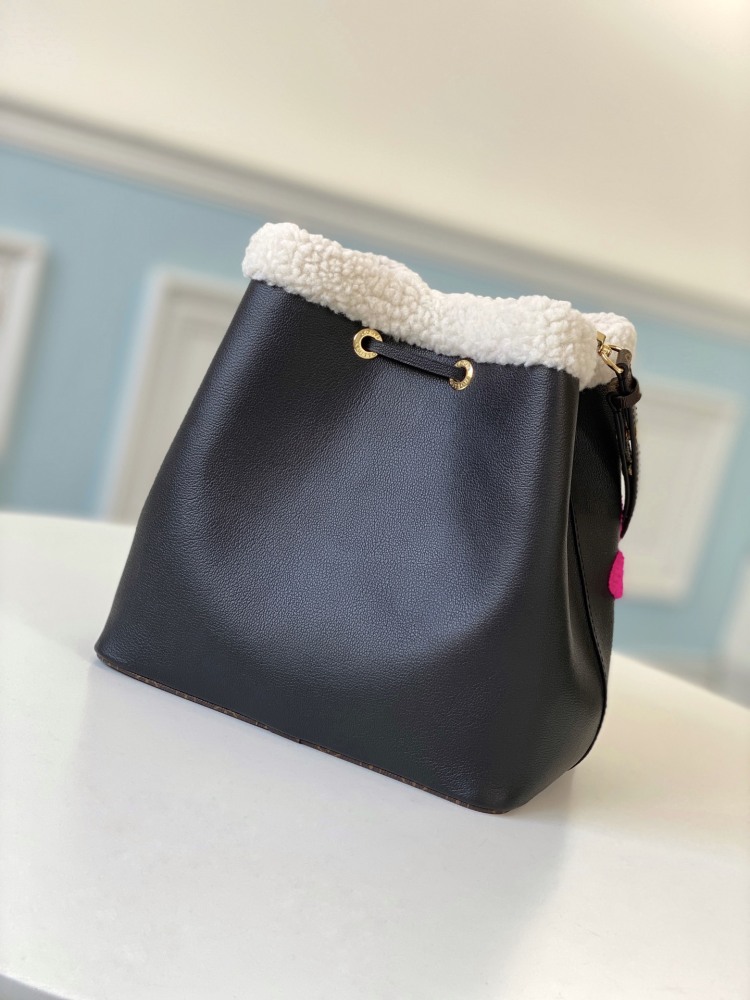 LV Monogram Bucket Bags  size 26 x 26 x 17.5