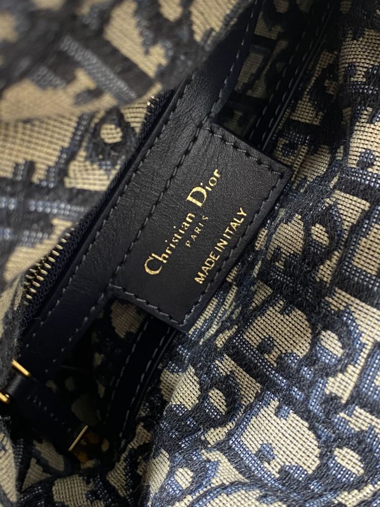 wicker Dior bucket size