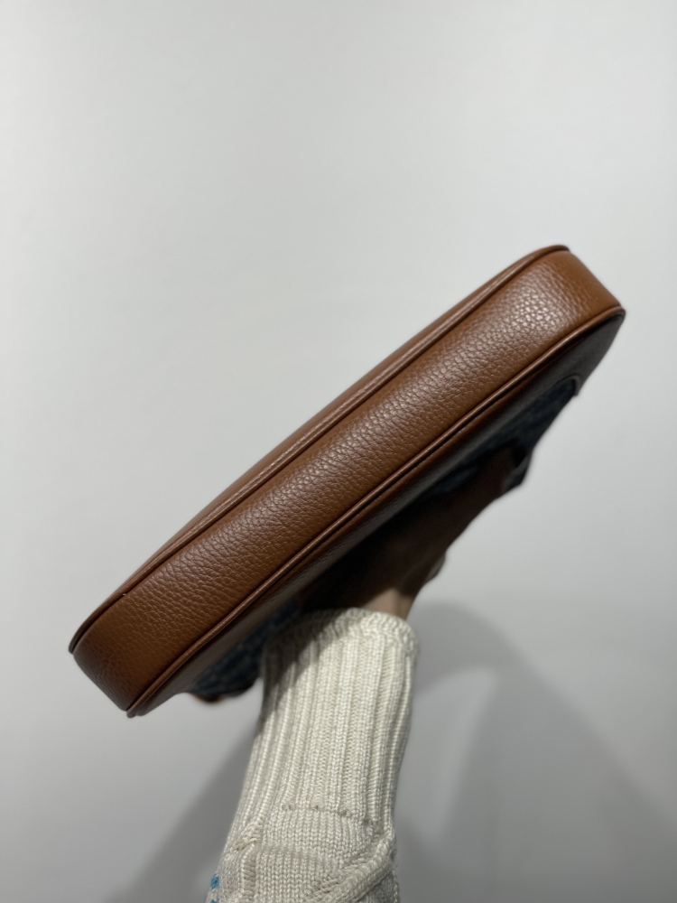 Gucci GG  size 28x19x4.5