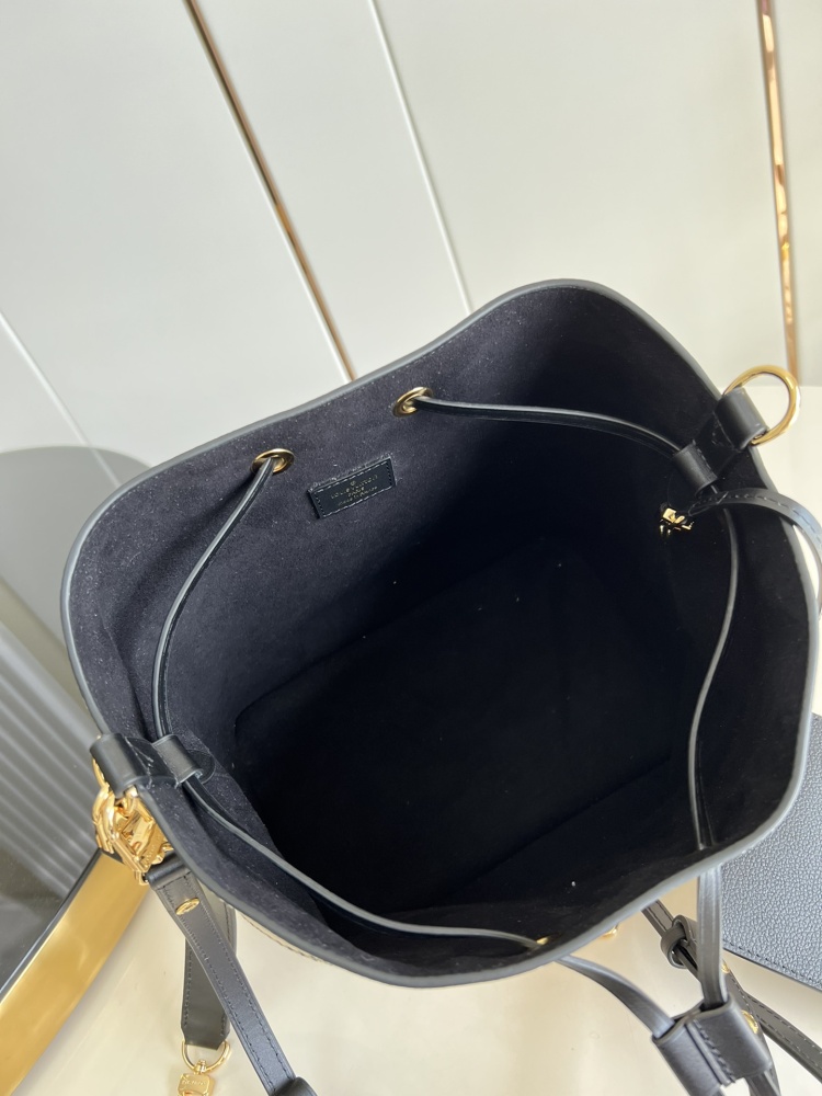 LV LV Monogram  size 26 x 26 x 17.5