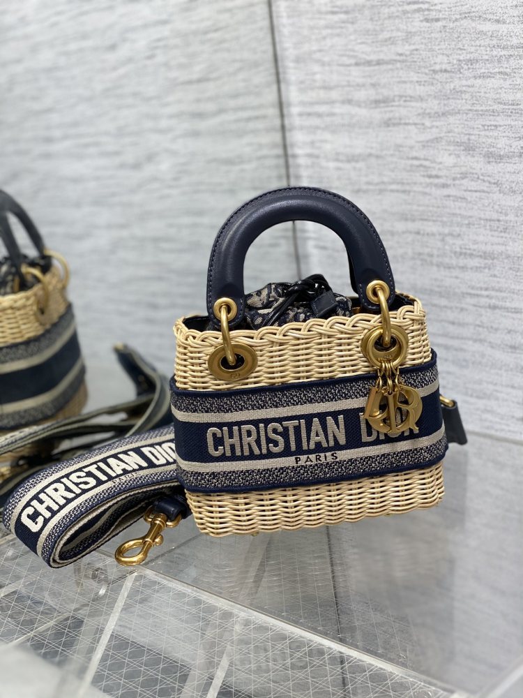wicker Dior bucket size