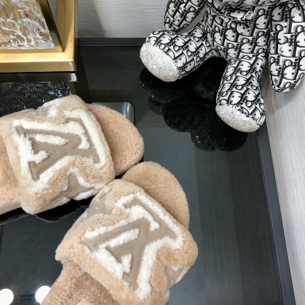 LV slippers lvu SIZE  lv毛拖