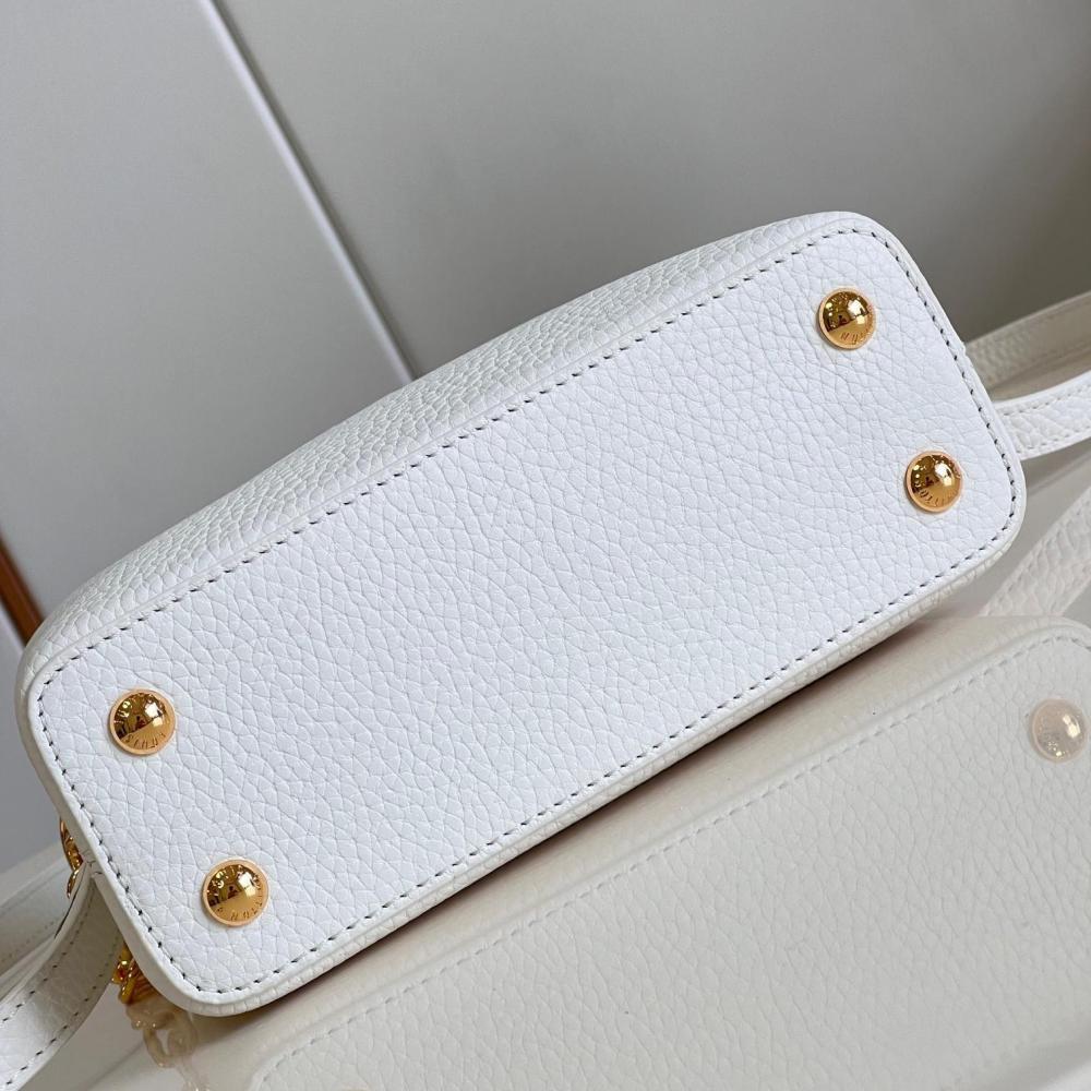 Capucines Taurillon Monogram size 27x18x9
