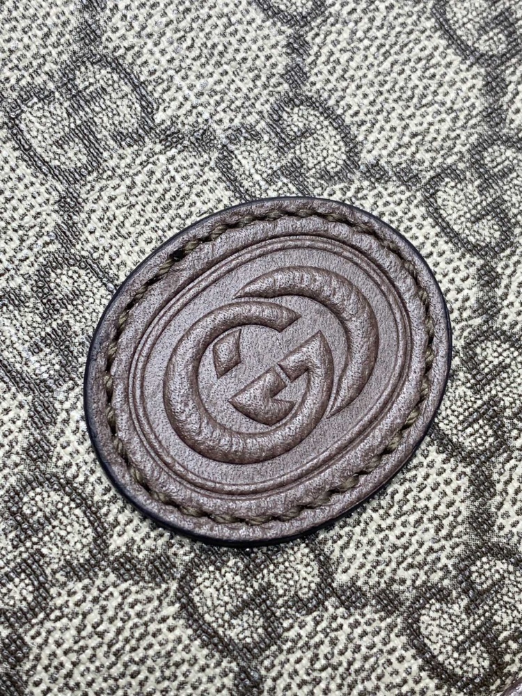 Gucci  size 28*20*8