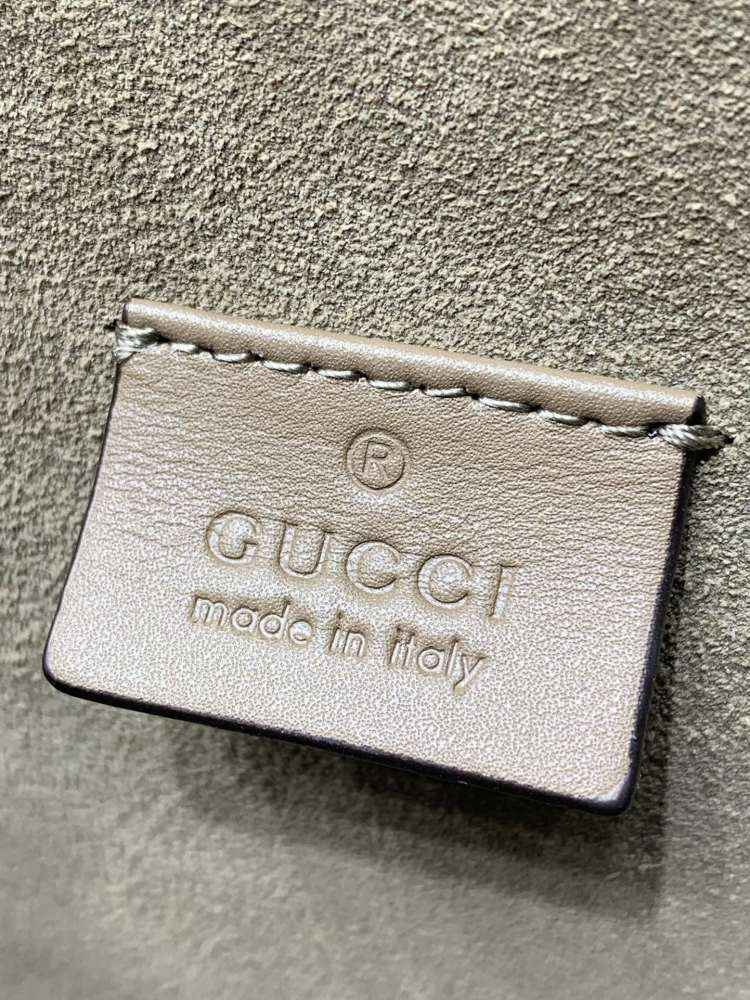Gucci  size 28*18*9
