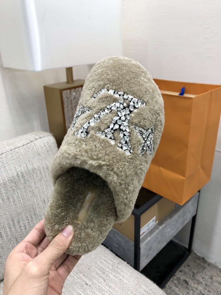 LV slippers lvu SIZE  lv毛拖