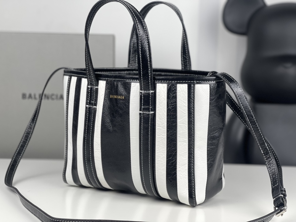 Balenciaga Balenciaga  size 24x10x19
