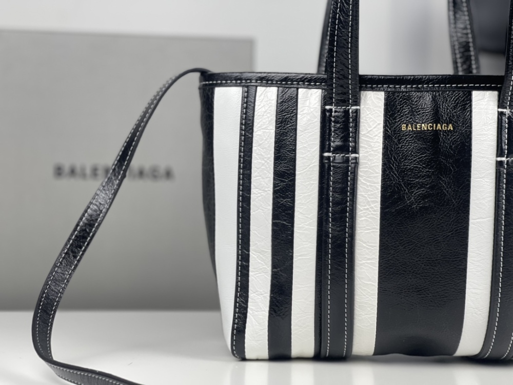 Balenciaga Balenciaga  size 24x10x19