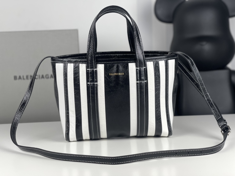 Balenciaga Balenciaga  size 24x10x19