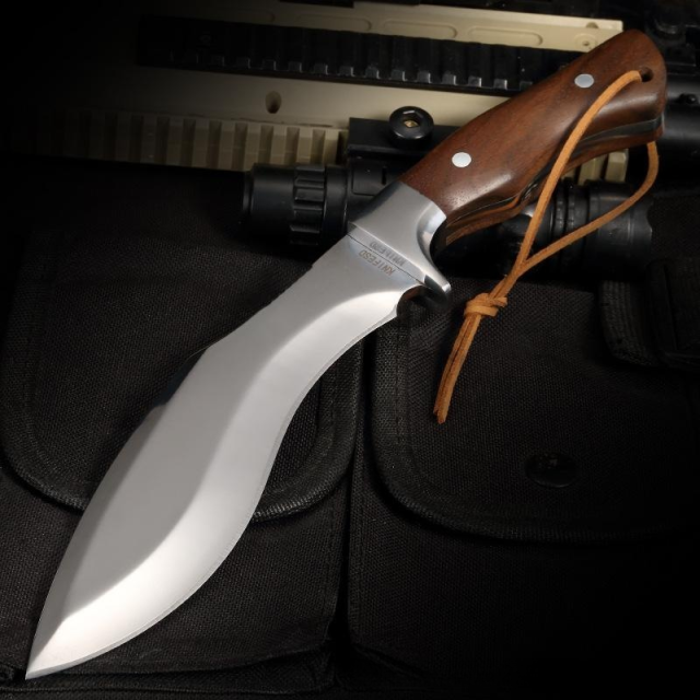 High hardness keel integrated walnut handle outdoor machete
