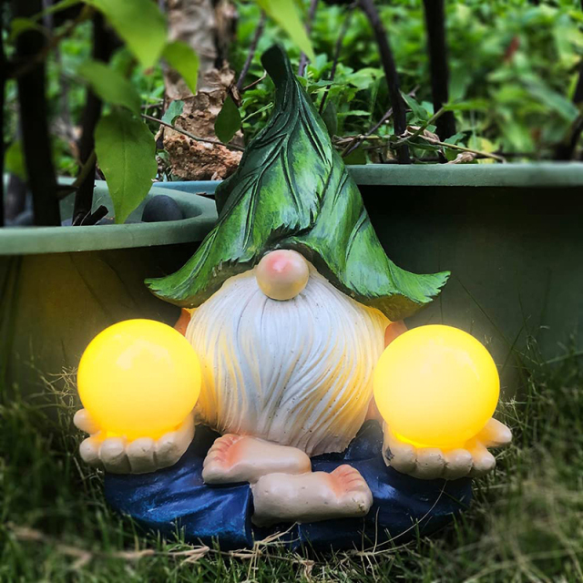 Garden Funny Gnome Outdoor Statues Dwarf Elves with 2 Round Solar Ball Yellow Light Resin Sculpture Statue Ornament for Porch