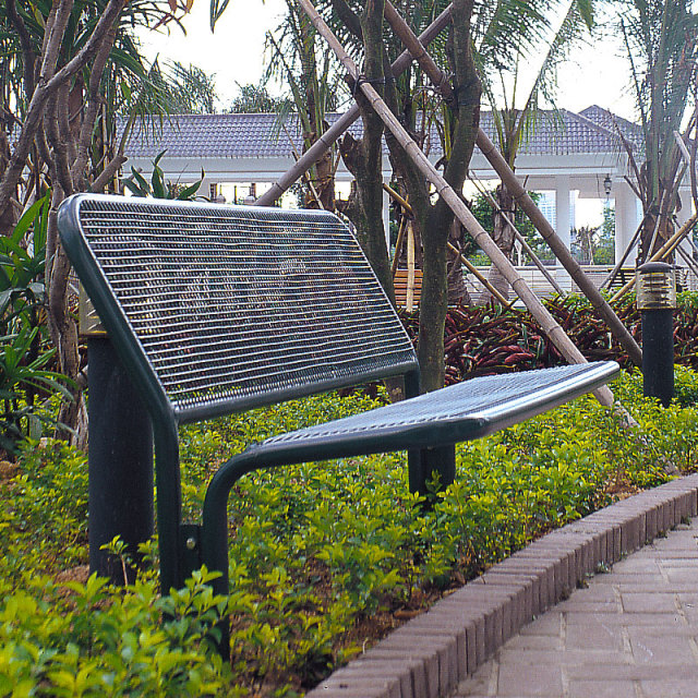 Green Wire Mesh Garden Bench - Durable 4ft Outdoor Seating by Arlau