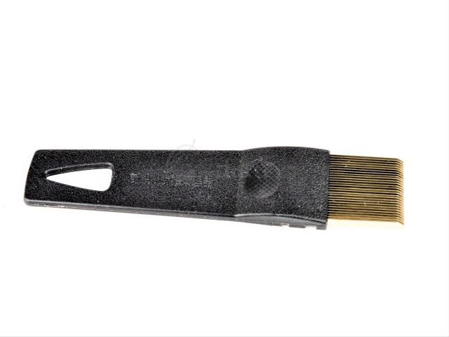 Knitting machine needle groove cleaner