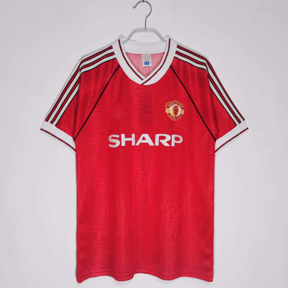 n the 19992 season, Manchester United played at home retro
