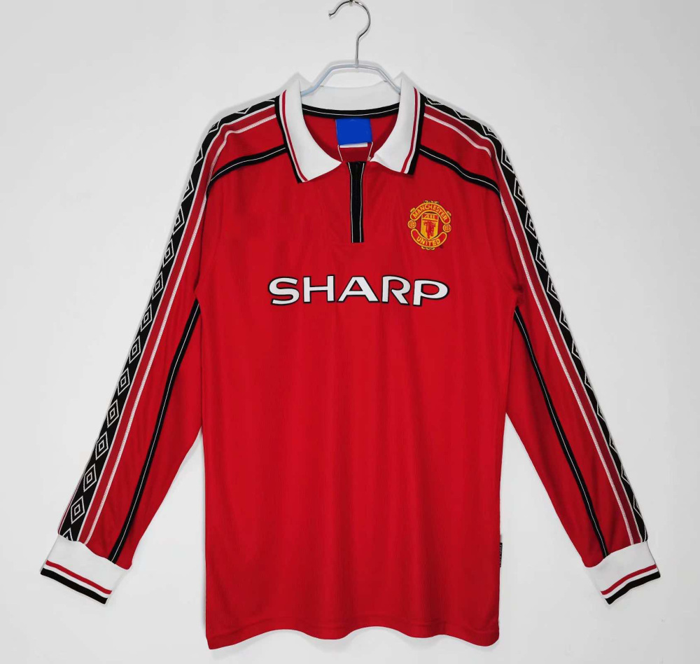 Long sleeves: Manchester United's home court in the 199899 season Retro