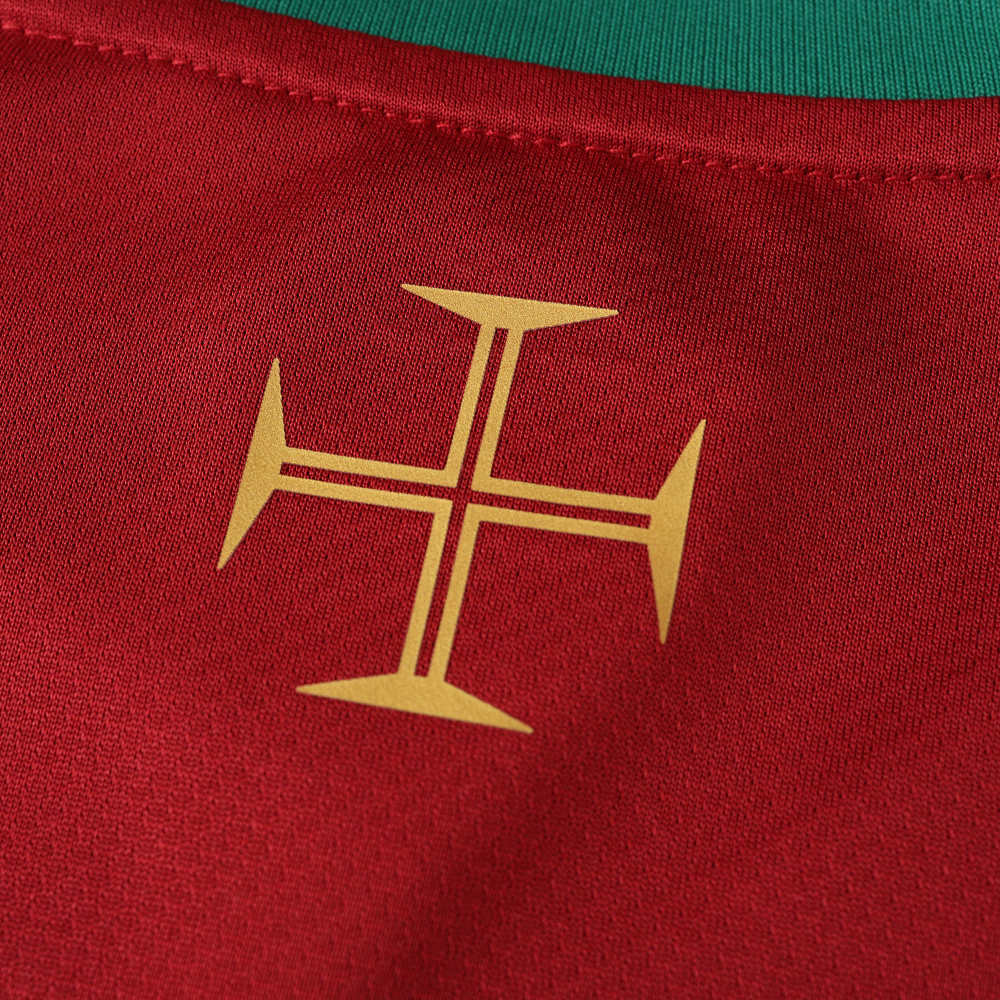 2006 season Portugal home retro Fan version