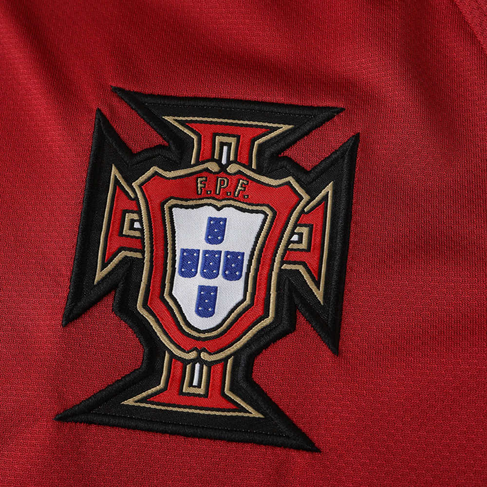 2006 season Portugal home retro Fan version