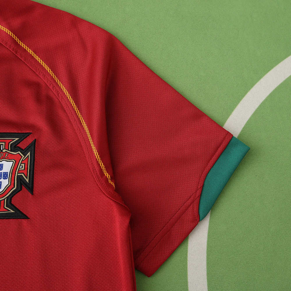 2006 season Portugal home retro Fan version