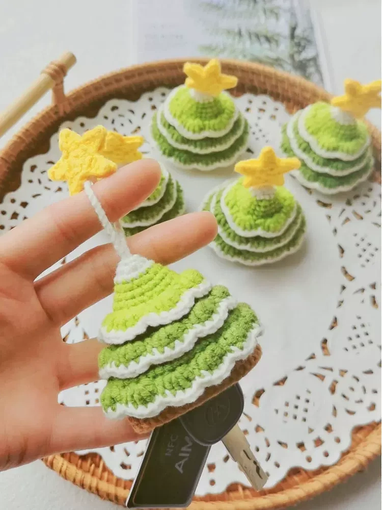 Christmas tree keychain (unfinished item)
