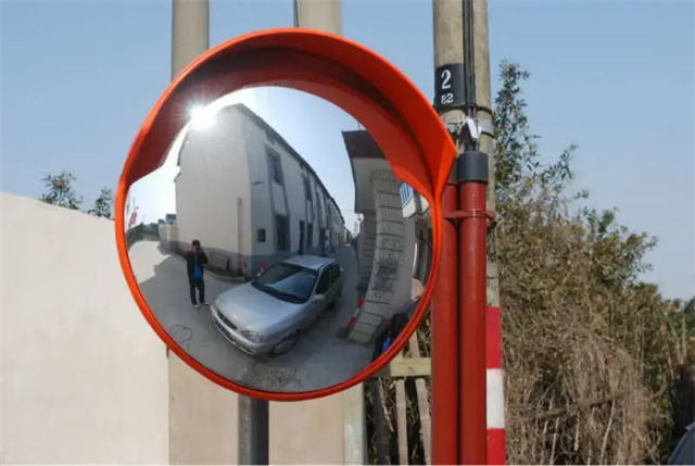 Intersection Round Convex Mirrors,Intersection Round Convex Mirrors