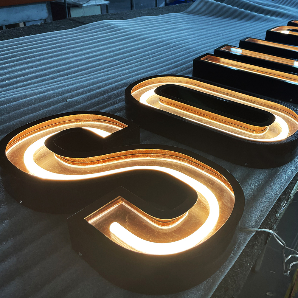 Letrero de luz de neón personalizado con gabinete abierto con acabado oxidado