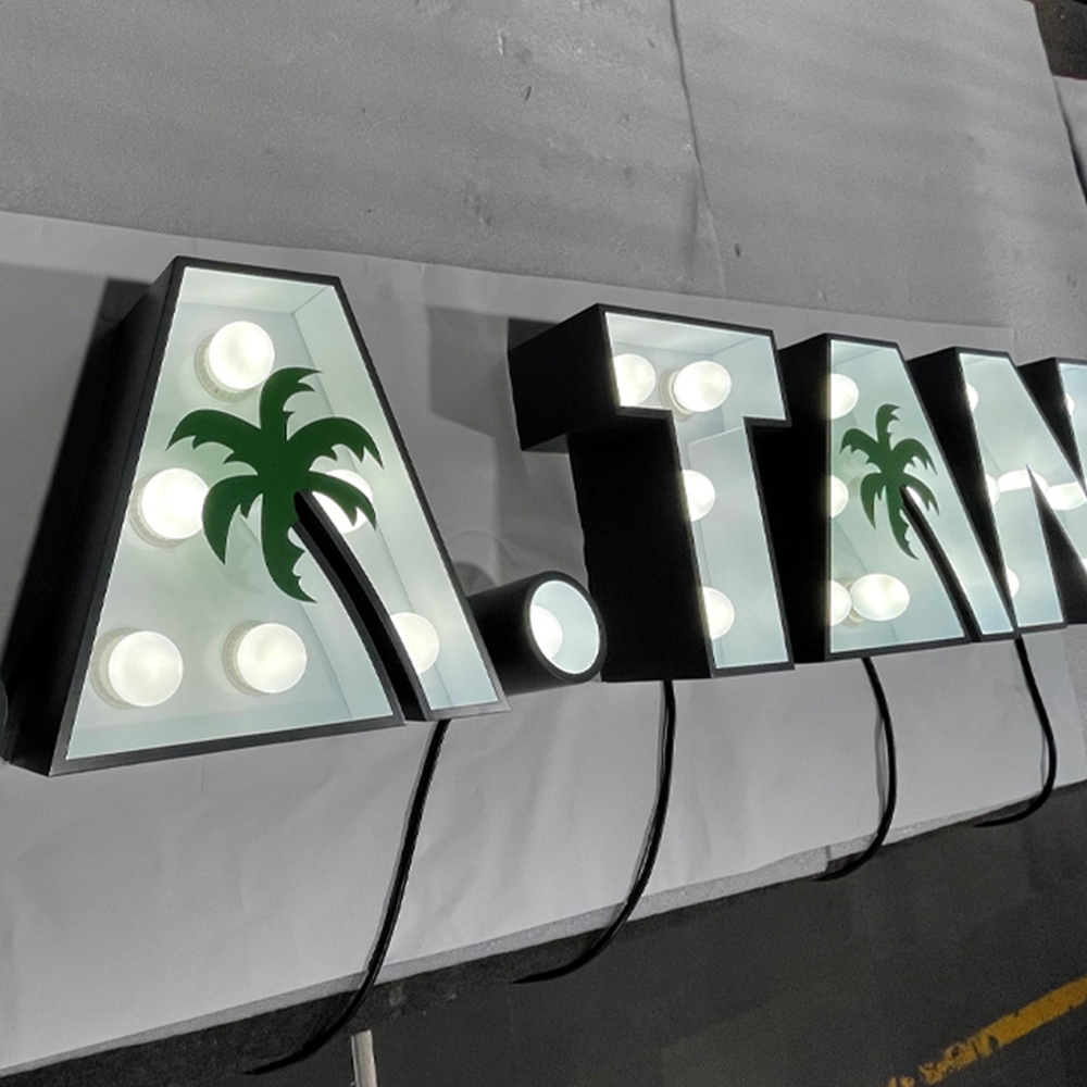 Palabras en inglés al aire libre, óxido de hierro, bombilla iluminada, letrero con letras iluminadas, bombilla Led, letra de canal