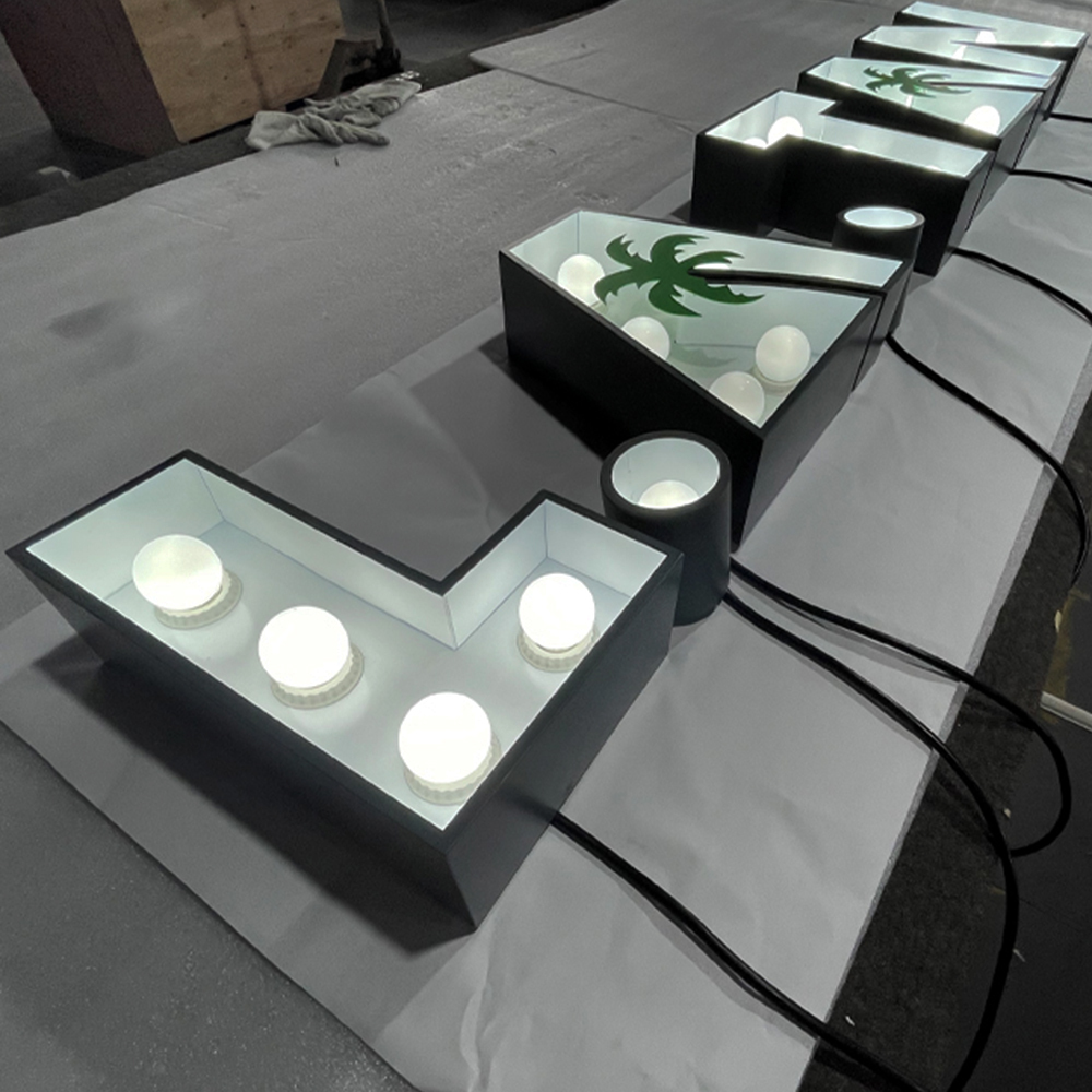 Palabras en inglés al aire libre, óxido de hierro, bombilla iluminada, letrero con letras iluminadas, bombilla Led, letra de canal
