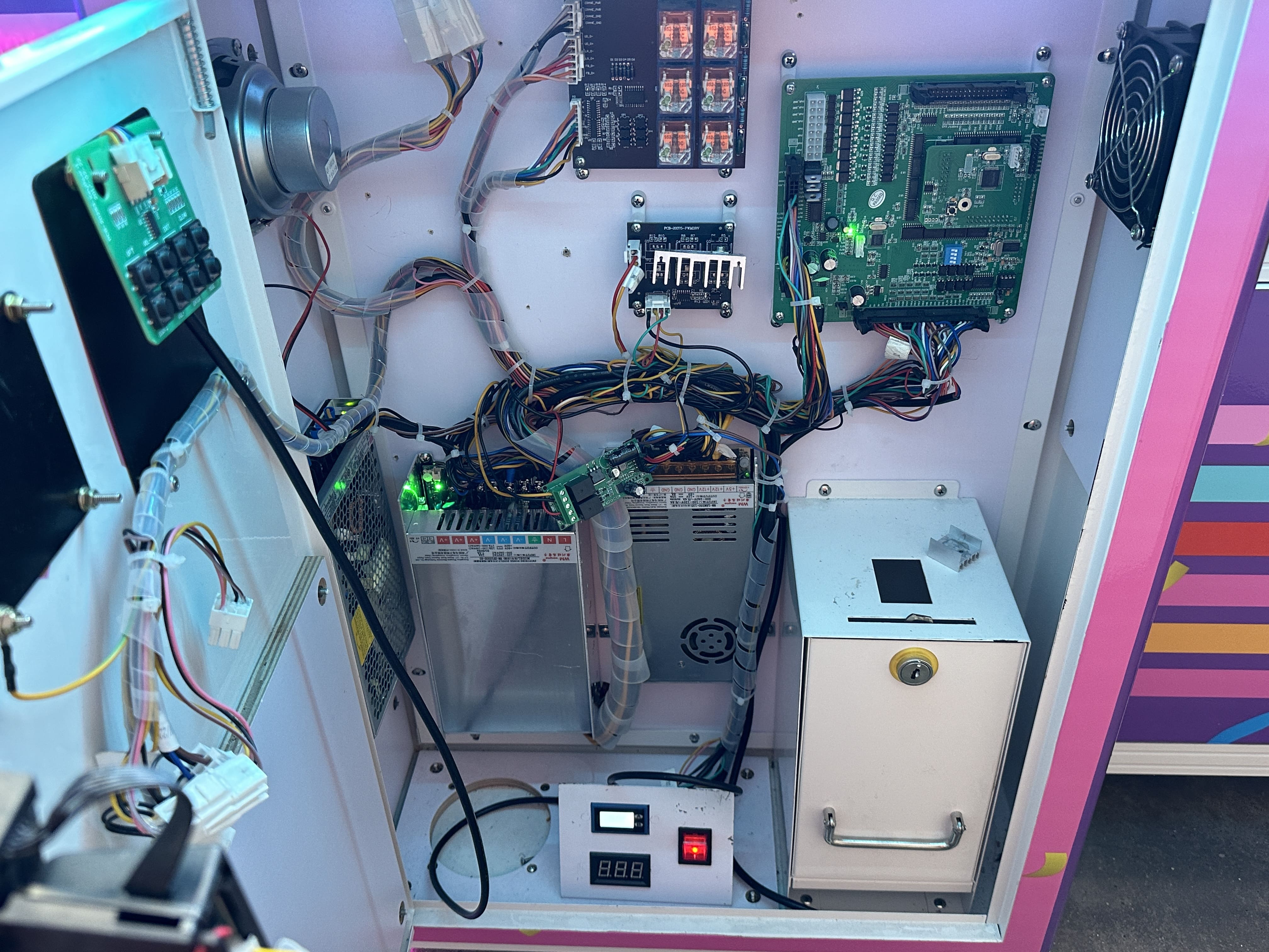 Internal Structure of the Giant Neo Claw Machine