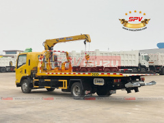 Road Wrecker With Crane