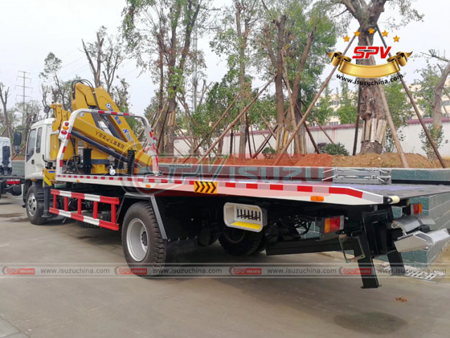 Road Wrecker With Crane