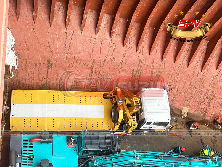 SPV Isuzuchina - Road Wecker Truck With Crane -Top Side View
