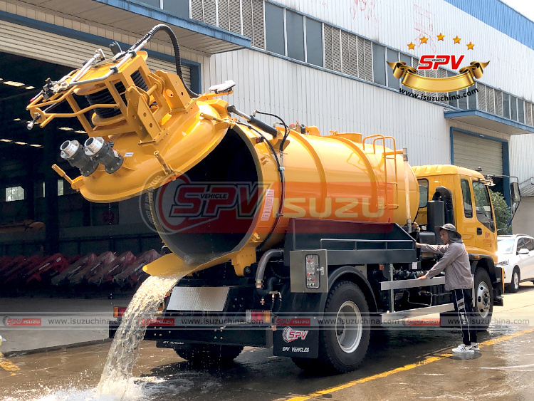 SPV Isuzuchina - 8,000L Combined Vacuum Jet Truck ISUZU - Discharging
