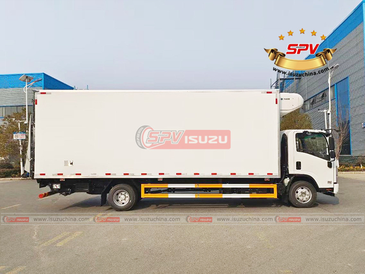 Refrigerator Van Truck ISUZU - Right Side View