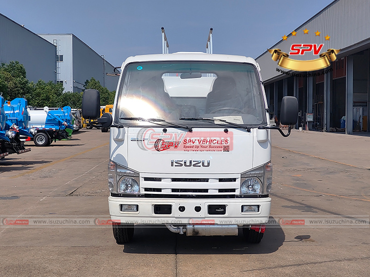 4,000L Refueler Truck ISUZU - Front Side View