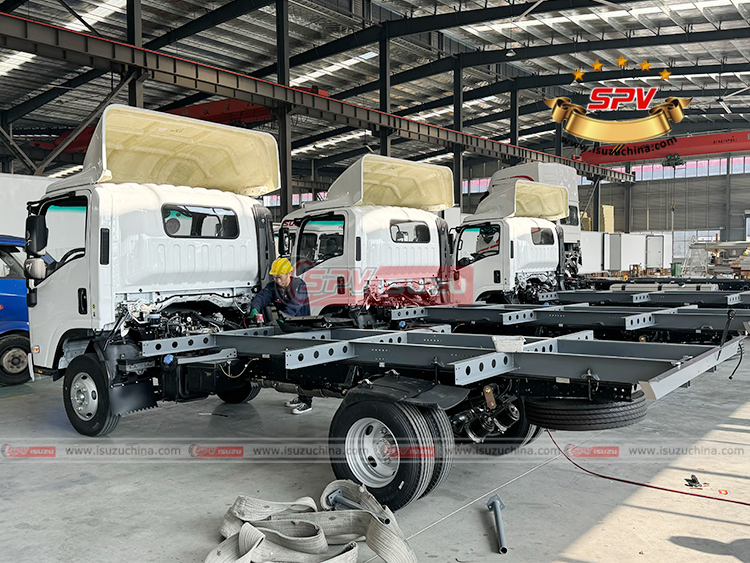 3 Units of ISUZU Chassis Are Waiting For Install Van Box