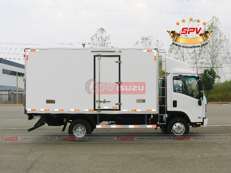 4 Tons Freezer Truck ISUZU - Right Side View