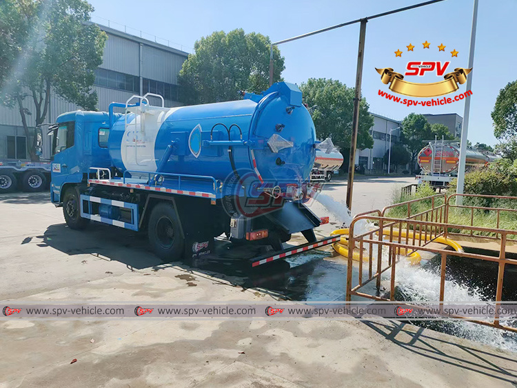 Suction Vacuum Truck Discharging Water Test