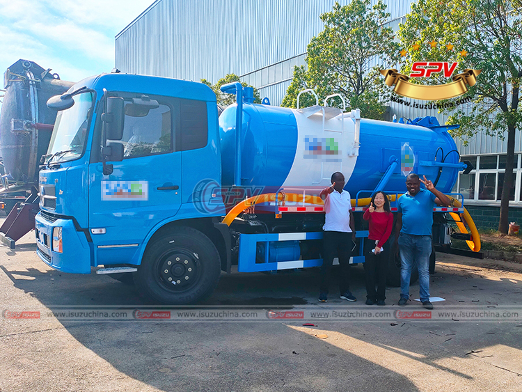 Clients Checking before Acceptance Sewer Cleaning Truck in SPV Factory