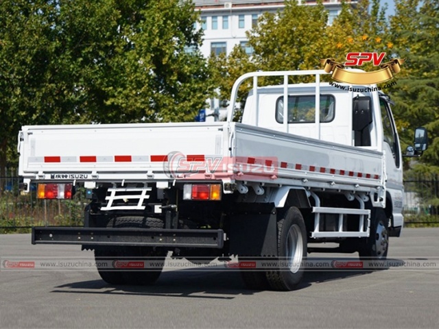 Cargo Hauling Truck ISUZU