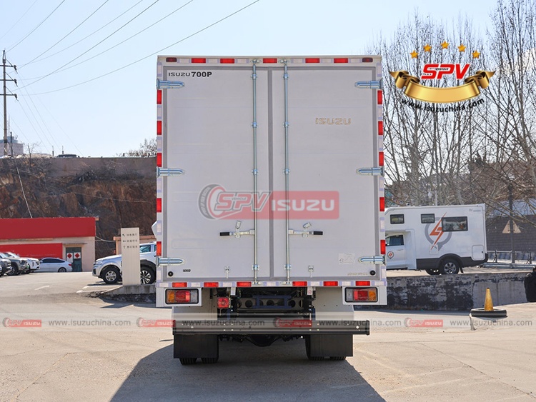 700P Bob Truck ISUZU - Rear Side