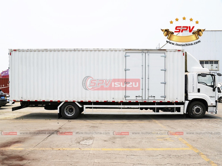 ISUZU GIGA Box Truck - Right Side